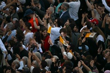 Festa na praça são pedro com decisão do papa no conclave