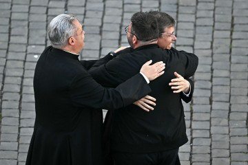 Festa na praça são pedro com decisão do papa no conclave      
