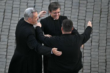  Padres celebram o nome de Robert Francis Prevost      