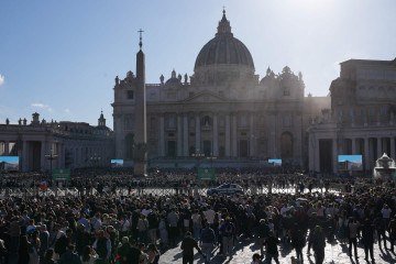  A fumaça branca que anuncia a escolha do novo papa foi emitida pela chaminé da Capela Sistina por volta das 13h desta quinta-feira (8/5)  -  (crédito: Andrea BERNARDI / AFP)