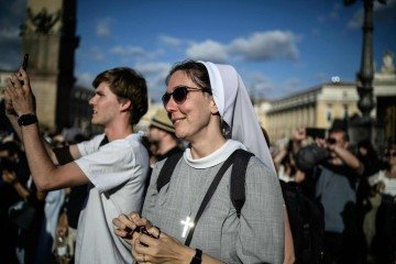 Festa na praça são pedro com decisão do papa no conclave      