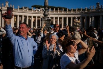Uma freita (C) reage quando vê a fumaça branca sair da chaminé da Capela Sistina, sinalizando a escolha do papa  