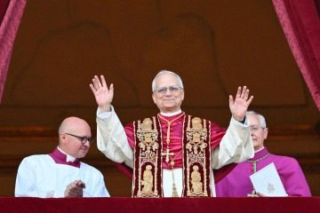 'Somos discípulos de Cristo. Cristo nos precede, o mundo precisa da sua luz', disse Leão XIV em primeiro discurso como papa  -  (crédito:  AFP)