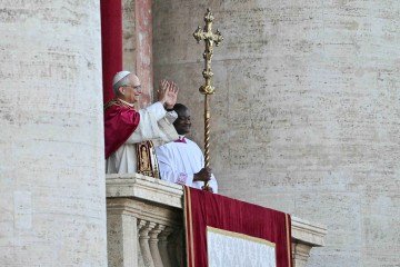 No primeiro discurso, o novo papa pediu paz e agradeceu o antecessor, Francisco  -  (crédito: Andrej ISAKOVIC / AFP)