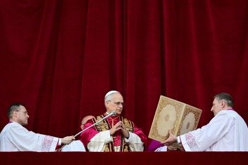 Papa Leão XIV discursa à multidão no púlpito da Basílica de São Pedro -  (crédito:  AFP)