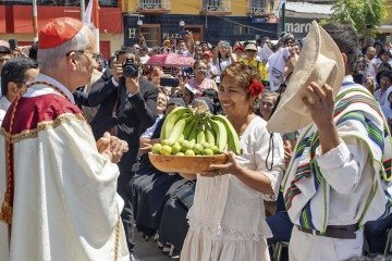 O então bispo durante uma visita a Chulucanas, no Peru, no ano passado: mais de duas décadas como missionário no país -  (crédito: Paul SUNCION / ANDINA / AFP)