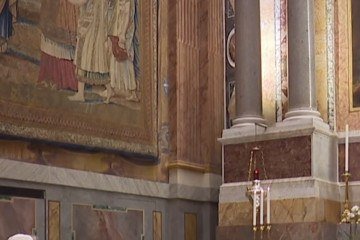 O pontífice reza na Capela Sistina antes de falar aos fiéis -  (crédito:  Reprodução/ @vaticannewspt)