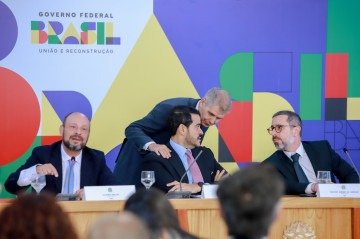 Wolney, Messias, Sidônio (em pé) e Carvalho na coletiva no Planalto: governo tenta contornar a grave crise deflagrada com o escândalo   -  (crédito: Daniel Estevão/AscomAGU.)