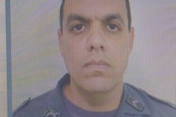 O policial, identificado como Samir Carvalho, foi encaminhado à Delegacia de Defesa da Mulher (DDM) de Santos
 -  (crédito: Reprodução/Redes sociais)