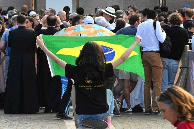  Brasileiros em peso comemoram a escolha de Leão XIV, o norte-americano que fala português    