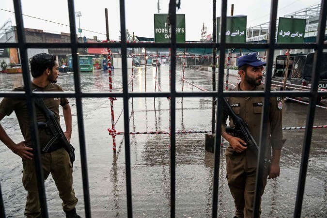 Agentes de segurança isolam uma rua perto do estádio de críquete de Rawalpindi após um suposto drone ter sido abatido em Rawalpindi em 8 de maio de 2025 - (crédito: Aamir QURESHI / AFP) Agentes de segurança isolam uma rua perto do estádio de críquete de Rawalpindi após um suposto drone ter sido abatido em Rawalpindi em 8 de maio de 2025 - (crédito: Aamir QURESHI / AFP)