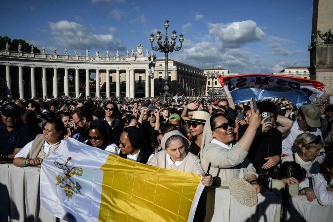 Pessoas reagem na Praça de São Pedro enquanto os cardeais sinalizam que elegeram um novo papa durante seu conclave secreto, no Vaticano, em 8 de maio de 2025.
