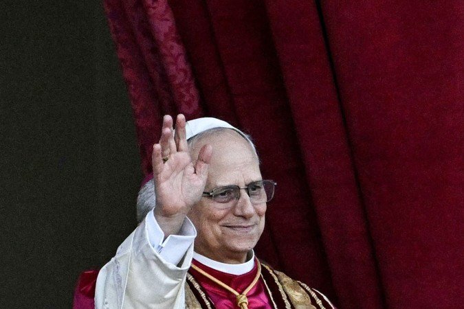  Newly elected Pope Leo XIV, Robert Francis Prevost gestures on the main central loggia balcony of the St Peter's Basilica, after the cardinals ended the conclave, in The Vatican, on May 8, 2025. Robert Francis Prevost was on Thursday elected the first pope from the United States, the Vatican announced. A moderate who was close to Pope Francis and spent years as a missionary in Peru, he becomes the Catholic Church's 267th pontiff, taking the papal name Leo XIV. (Photo by Gabriel BOUYS / AFP)
      