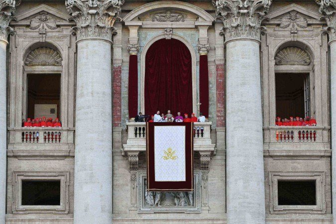  Newly elected Pope Robert Francis Prevost (C), Pope Leo XIV, arrives on the main central loggia balcony of the St Peter's Basilica for the first time, after the cardinals ended the conclave, in The Vatican, on May 8, 2025. Robert Francis Prevost was on May 8, 2025 elected the first pope from the United States, the Vatican announced. A moderate who was close to Pope Francis and spent years as a missionary in Peru, he becomes the Catholic Church's 267th pontiff, taking the papal name Leo XIV. (Photo by Stefano Rellandini / AFP)
      
