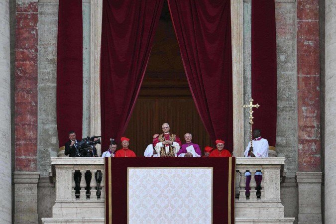  Newly elected Pope Robert Francis Prevost (C), Pope Leo XIV, arrives on the main central loggia balcony of the St Peter's Basilica for the first time, after the cardinals ended the conclave, in The Vatican, on May 8, 2025. Robert Francis Prevost was on May 8, 2025 elected the first pope from the United States, the Vatican announced. A moderate who was close to Pope Francis and spent years as a missionary in Peru, he becomes the Catholic Church's 267th pontiff, taking the papal name Leo XIV. (Photo by Stefano Rellandini / AFP)
      