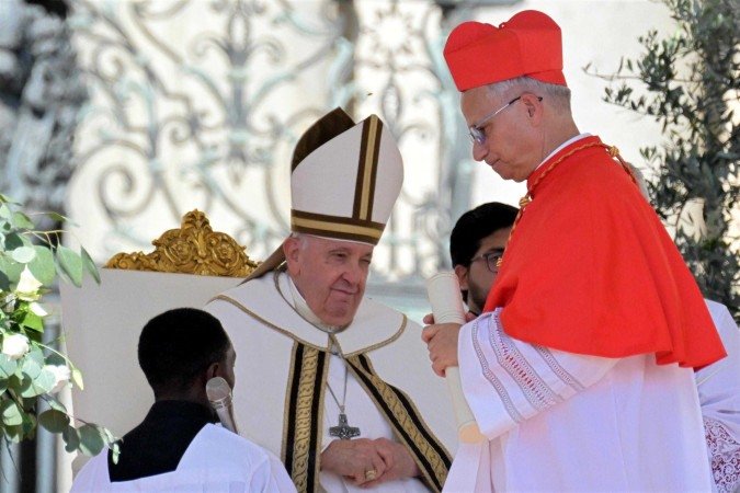 Formado aos 27 anos e enviado a Roma para estudar sobre direito canônico na Universidade de São Tomás de Aquino, Prevost era próximo do Papa Francisco. Foi ele quem liderou uma oração em nome da saúde do antigo pontífice - (crédito: Stefano Rellandini / AFP) Formado aos 27 anos e enviado a Roma para estudar sobre direito canônico na Universidade de São Tomás de Aquino, Prevost era próximo do Papa Francisco. Foi ele quem liderou uma oração em nome da saúde do antigo pontífice - (crédito: Stefano Rellandini / AFP)