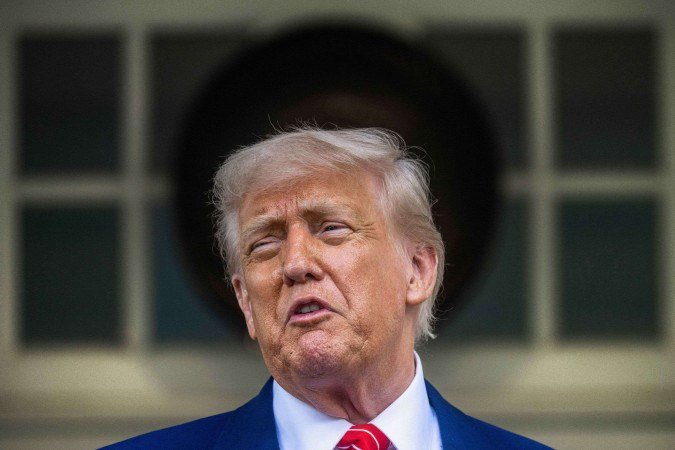 US President Donald Trump takes questions outside the West Wing of White House in Washington, DC, on May 8, 2025. (Photo by Jim WATSON / AFP)
- (crédito: AFP) US President Donald Trump takes questions outside the West Wing of White House in Washington, DC, on May 8, 2025. (Photo by Jim WATSON / AFP)
- (crédito: AFP)