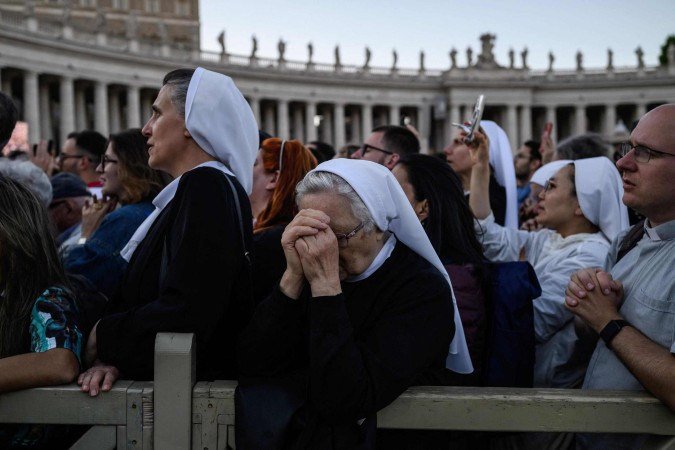 Praça de São Pedro lotada: freiras se unem a fieis em oração à espera do anúncio do sucessor de Jorge Bergoglio - (crédito: JEFF PACHOUD / AFP) Praça de São Pedro lotada: freiras se unem a fieis em oração à espera do anúncio do sucessor de Jorge Bergoglio - (crédito: JEFF PACHOUD / AFP)