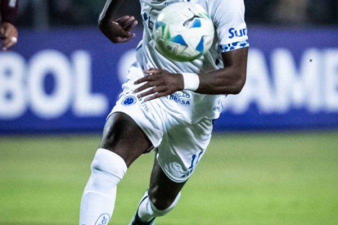 BOLASIE - Foi participativo, mas pouco efetivo. Perdeu muitas bolas, errou muitos passes e não criou nenhuma grande chance. Pelo menos tentou. NOTA: 5,0 - Foto: Gustavo Aleixo / Cruzeiro