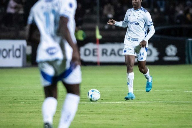 JONATHAN JESUS - Demonstrou insegurança no jogo aéreo. O Mushuc Runa explorou os cruzamentos na segunda trave, buscando justamente o espaço entre o zagueiro e o lateral-esquerdo Kauã Prates. Também cometeu erros técnicos e cedeu espaços, além de receber um cartão amarelo. NOTA: 4,0 - Foto: Gustavo Aleixo / Cruzeiro