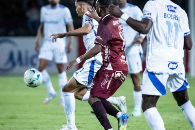 EDUARDO - Não brilhou, mas teve papel decisivo e participou da jogada do gol do Cruzeiro. No lance, recebeu dentro da área e finaliza forte, mas o goleiro defende. No rebote, Lautaro Díaz aproveitou. NOTA: 5,5 - Foto: Gustavo Aleixo / Cruzeiro