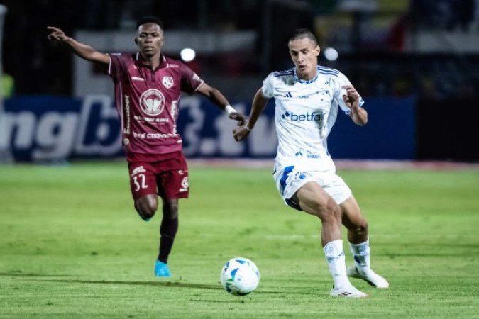 MURILO RHIKMAN - O jovem mostrou personalidade. Foi bem nas ações defensivas, tendo até mesmo um desarme e contribuindo com cortes. Também foi bem nos passes e na transição. Recebeu um cartão amarelo. NOTA: 5,5 - Foto: Gustavo Aleixo / Cruzeiro