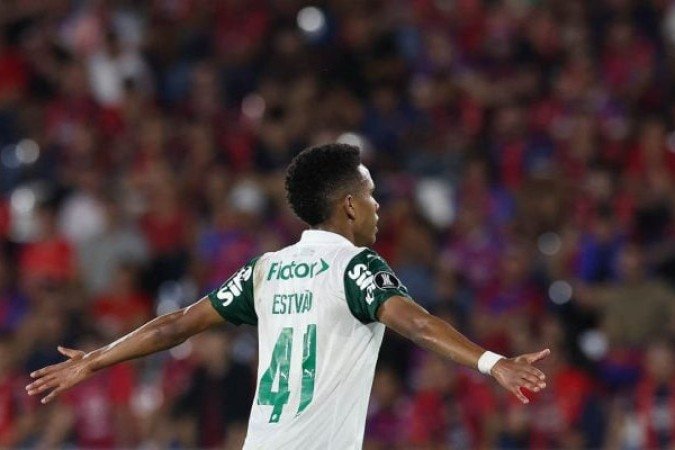 ESTÊVÃO - Sem um meio campo articulado, foi com Estêvão pelo lado que saíram as melhores jogadas do primeiro tempo, mesmo que sem tanto perigo. O atacante ganhou lances no mano a mano e, quando apareceu pelo meio, roubou a bola e marcou um golaço de fora da área. Quase ampliou a partida após finalizar uma bomba, mas a bola explodiu no peito de Mantín Arias. NOTA: 8,5 - Foto: Cesar Greco/Palmeiras/by Canon