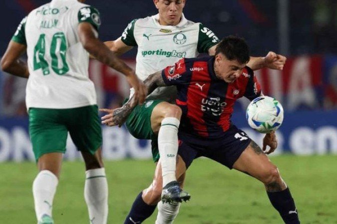 GIAY - Ligado no jogo, o lateral foi bem defensivamente, ganhou praticamente todos os duelos e fez bons cortes. Em um deles, evitou que o adversário pudesse finalizar livre, cara a cara com Weverton. Ofensivamente, também mostrou presença. NOTA: 7,0 - Foto: Cesar Greco/Palmeiras/by Canon