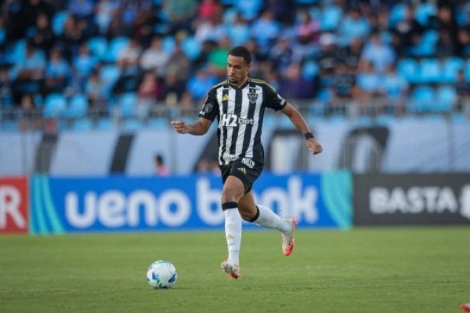 RÔMULO - Estava bem no jogo, com cortes, interceptações e com, praticamente, todos os duelos ganhos. Mas bobeou no lance do gol do Iquique, já que deu espaço para o jogador cabecear livre na área no primeiro gol. NOTA: 4,5. Foto: Pedro Souza / Atlético
