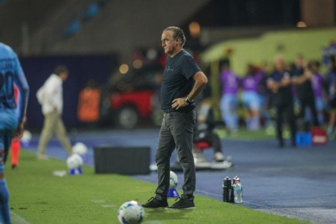 TÃ?C. CUCA - Apesar da posse de bola, o AtlÃ©tico de Cuca nÃ£o conseguiu fazer grandes jogadas e ser efetivo. Ganhou mais volume no meio de campo com as mudanÃ§as, mas o time foi mal contra um adversÃ¡rio muito modesto. Abriu o placar, mas nÃ£o soube lidar com o resultado. Se desestruturou ainda mais quando levou o segundo gol. Tentou uma reaÃ§Ã£o no fim, mas sem tempo para o empate. NOTA: 4,0. Foto: Pedro Souza / AtlÃ©tico 