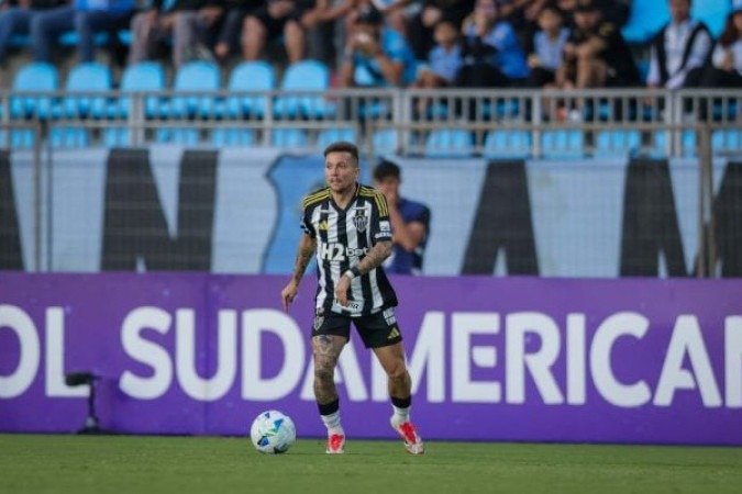 BERNARD - Não fez um grande primeiro tempo, com alguns erros de passe e pouca participação no ataque. Na segunda etapa, deu um volume maior no ataque e foi premiado com um belo gol. Com direito a drible na meia-lua, saiu cara a cara com o goleiro e balançou as redes para diminuir o placar. NOTA: 7,0. Foto: Pedro Souza / Atlético