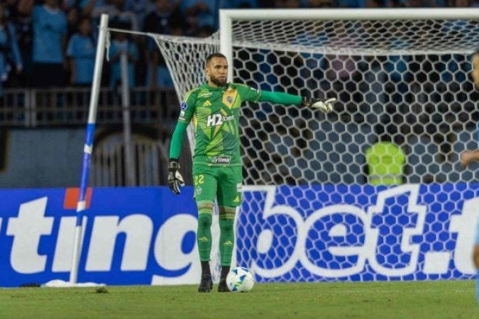 EVERSON - Fez boa defesa em bola de longa distÃ¢ncia desviada. NÃ£o teve culpa no primeiro gol adversÃ¡rio. No segundo, caiu antes do desvio, sem poder reagir. O terceiro era defensÃ¡vel. NOTA: 4,0. Foto: Pedro Souza / AtlÃ©tico