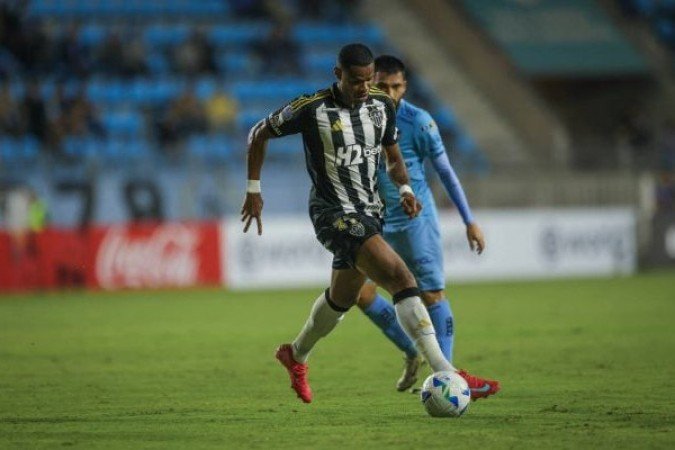 JUNIOR SANTOS - Entrou no segundo tempo com fome de jogo, mas não conseguiu ser efetivo no ataque. Ajudou na defesa em algumas divididas. Participou da tabela que resultou em assistência para o gol de Bernard. NOTA: 6,5. Foto: Pedro Souza / Atlético
