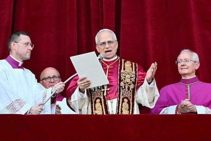 Dezenas de milhares de pessoas se reuniram na praça de São Pedro à espera da decisão sobre o novo papa -  (crédito: Getty Images)
