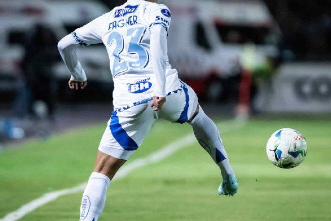 FAGNER - Jogou como ala. Deu mais profundidade para o Cruzeiro e tentou criar jogadas, dando atÃ© um incÃŽmodo na defesa do Mushuc Runa. NOTA: 6,0 - Foto: Gustavo Aleixo / Cruzeiro