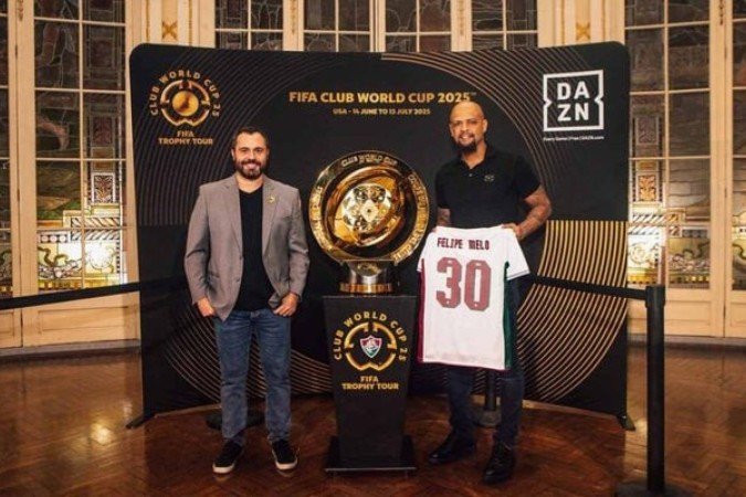 Felipe Melo ao lado do presidente Mário Bittencourt com a taça do Mundial - (crédito: Foto: Lucas Merçon/Fluminense) Felipe Melo ao lado do presidente Mário Bittencourt com a taça do Mundial - (crédito: Foto: Lucas Merçon/Fluminense)
