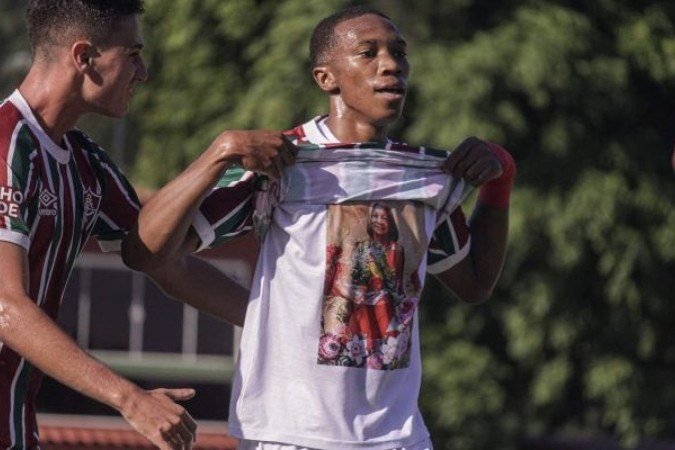 Marlon marca o primeiro na vitória do Fluminense e corre para homenagear a avó - (crédito: Foto: LEONARDO BRASIL / FLUMINENSE F.C.) Marlon marca o primeiro na vitória do Fluminense e corre para homenagear a avó - (crédito: Foto: LEONARDO BRASIL / FLUMINENSE F.C.)