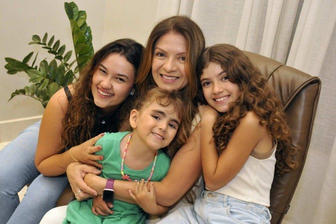 08/05/2025. Crédito: Minervino Júnior/CB/D.A Press. Brasil. Brasilia - DF. Dia das mães. Ariane dos Santos Vicentim com suas filhas Kalyne( cam preta) Clarice(branco) e a Elis(verde) - (crédito: Minervino Júnior/CB/D.A.Press) 08/05/2025. Crédito: Minervino Júnior/CB/D.A Press. Brasil. Brasilia - DF. Dia das mães. Ariane dos Santos Vicentim com suas filhas Kalyne( cam preta) Clarice(branco) e a Elis(verde) - (crédito: Minervino Júnior/CB/D.A.Press)