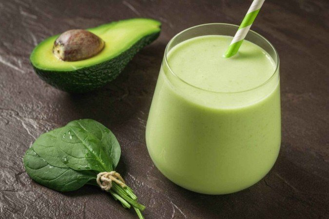 Vitamina de abacate e espinafre (Imagem: VLADIMIR VK | Shutterstock) - (crédito: EdiCase) Vitamina de abacate e espinafre (Imagem: VLADIMIR VK | Shutterstock) - (crédito: EdiCase)