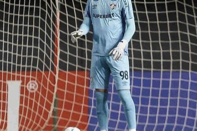 VITOR EUDES - O goleiro foi quem mais apareceu ao longo de todo o jogo. Com boas intervenções, salvou o Tricolor de ir para o vestiário perdendo e atuou bem ao longo da segunda etapa, não tendo culpa no gol. Nota: 7 - Foto: Lucas Merçon/Fluminense