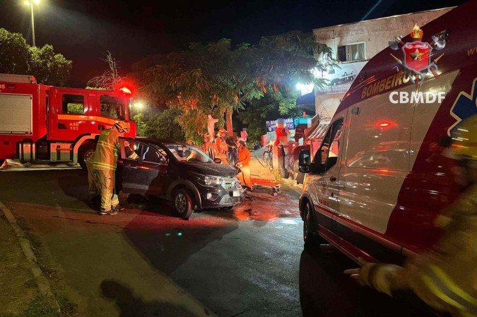 A condutora do Mobi foi encontrada ainda no interior do veículo pela equipe do Corpo de Bombeiros Militar do Distrito Federal (CBMDF) - (crédito: Divulgação/CBMDF) A condutora do Mobi foi encontrada ainda no interior do veículo pela equipe do Corpo de Bombeiros Militar do Distrito Federal (CBMDF) - (crédito: Divulgação/CBMDF)