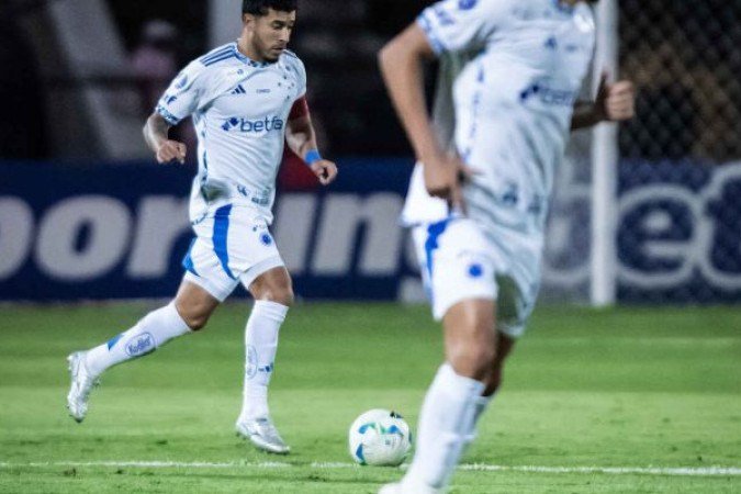 WILLIAM - Foi bem defensivamente, mas pouco efetivo no ataque. Embora o Mushuc Runa tenha construído muito pelo seu lado, se saiu bem com cortes, desarmes, bloqueios e interceptações. Já no ataque, faltou mais efetividade nos cruzamentos. NOTA: 5,5 - Foto: Gustavo Aleixo / Cruzeiro