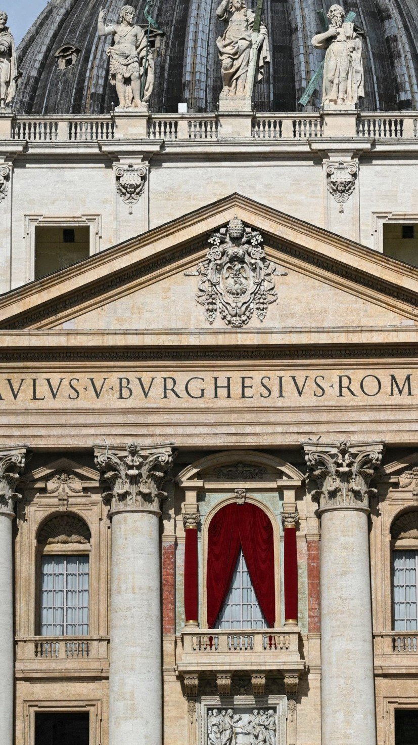 Uma vista mostra a varanda principal da galeria central da Basílica de São Pedro no segundo dia do conclave, no Vaticano, em 8 de maio de 2025       -  (crédito: Andreas SOLARO/AFP)