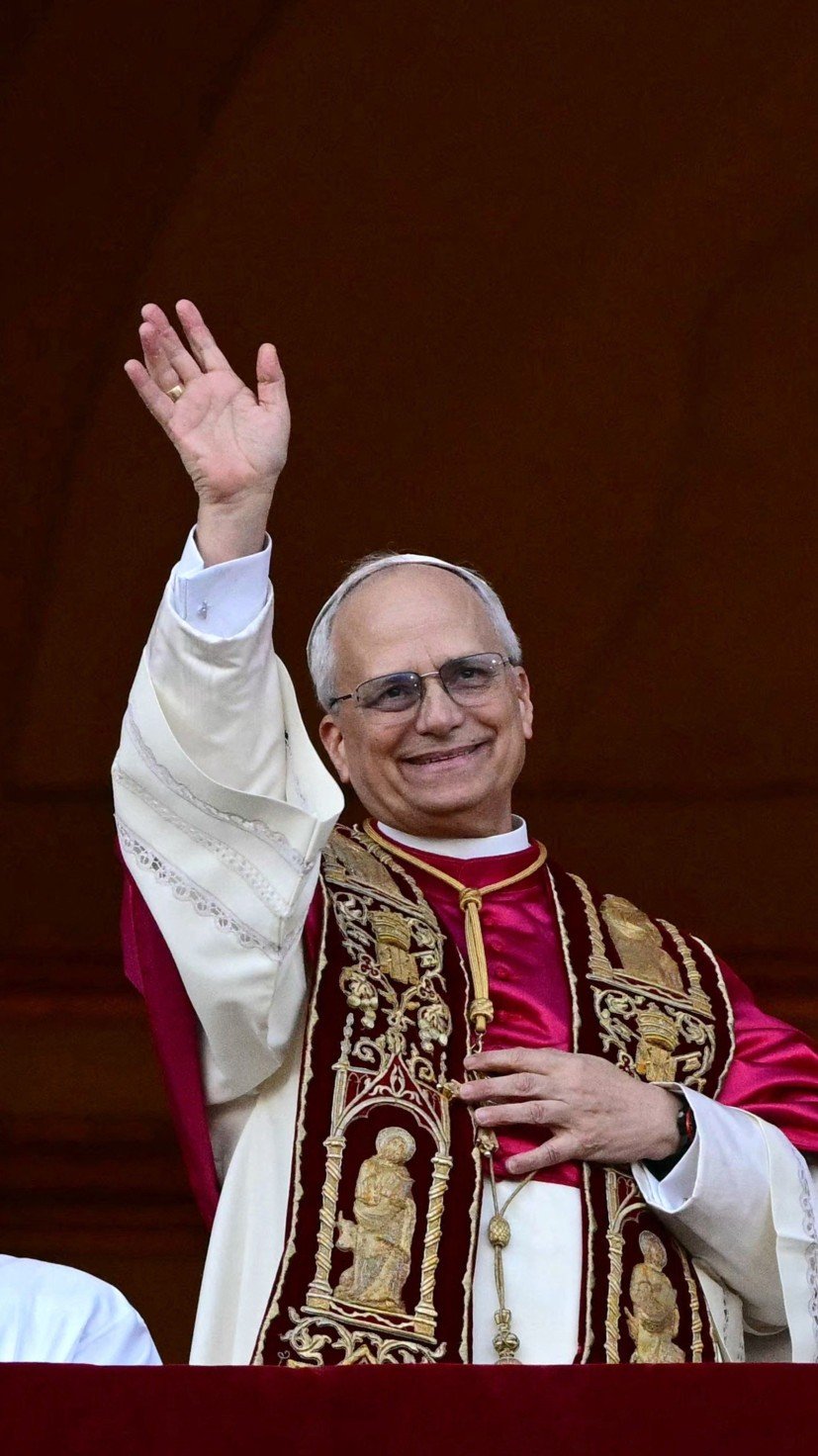  Newly elected Pope Leo XIV, Robert Prevost addresses the crowd from the main central loggia balcony of the St Peter's Basilica for the first time, after the cardinals ended the conclave, in The Vatican, on May 8, 2025. Robert Francis Prevost was on Thursday elected the first pope from the United States, the Vatican announced. A moderate who was close to Pope Francis and spent years as a missionary in Peru, he becomes the Catholic Church's 267th pontiff, taking the papal name Leo XIV. (Photo by Tiziana FABI / AFP)
       -  (crédito:  AFP)