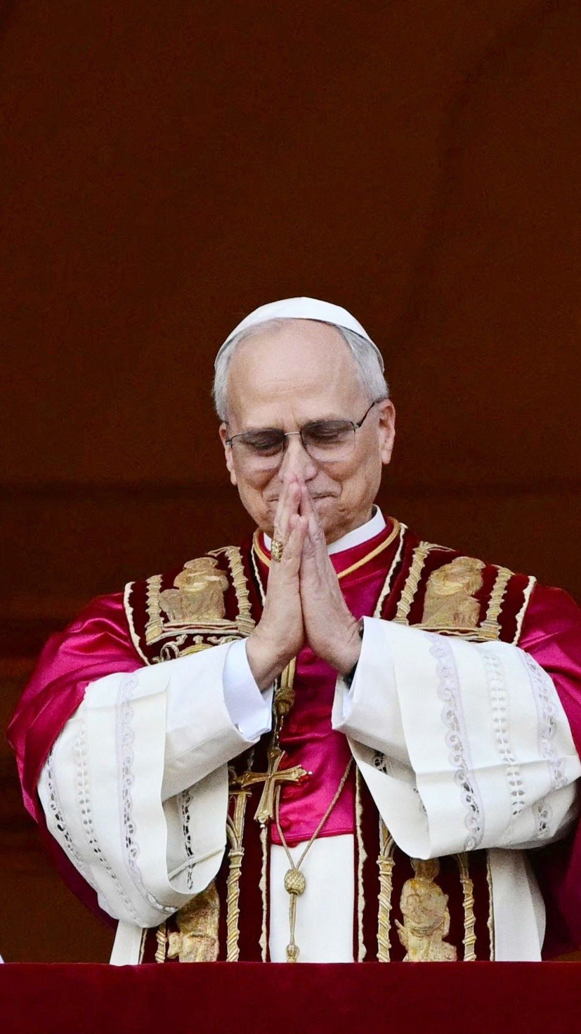  Newly elected Pope Leo XIV, Robert Prevost addresses the crowd from the main central loggia balcony of the St Peter's Basilica for the first time, after the cardinals ended the conclave, in The Vatican, on May 8, 2025. Robert Francis Prevost was on Thursday elected the first pope from the United States, the Vatican announced. A moderate who was close to Pope Francis and spent years as a missionary in Peru, he becomes the Catholic Church's 267th pontiff, taking the papal name Leo XIV. (Photo by Tiziana FABI / AFP)
     -  (crédito:  Tiziana FABI / AFP)