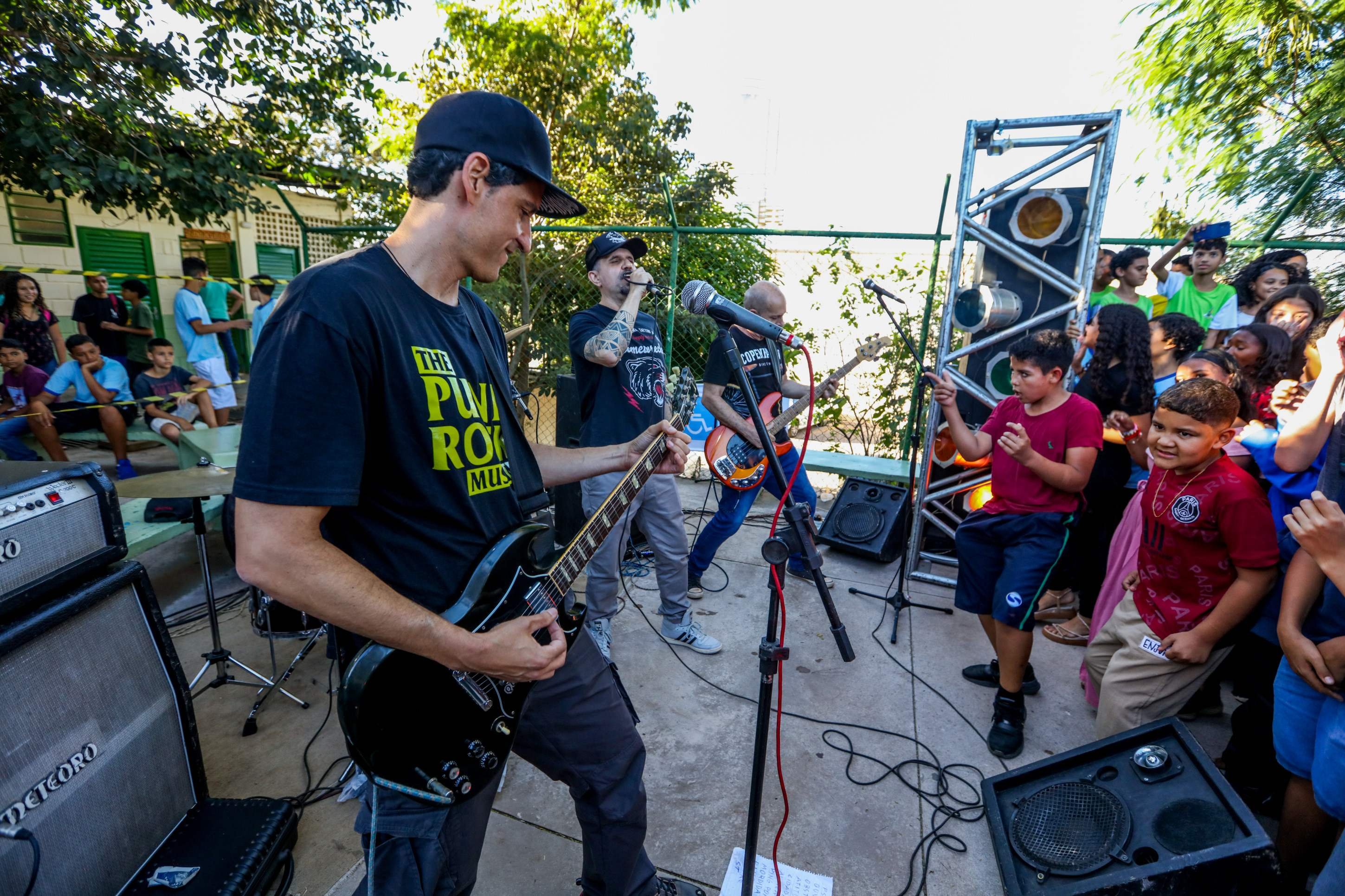 Projeto leva rock e quadrinhos para escolas públicas do DF