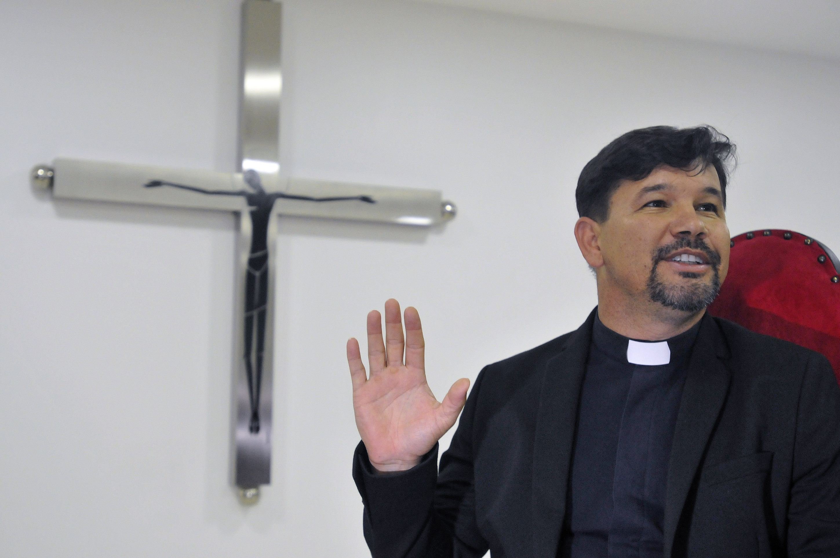 O padre Agenor Vieira ouviu um anúncio que ecoou do fundo da sala: 