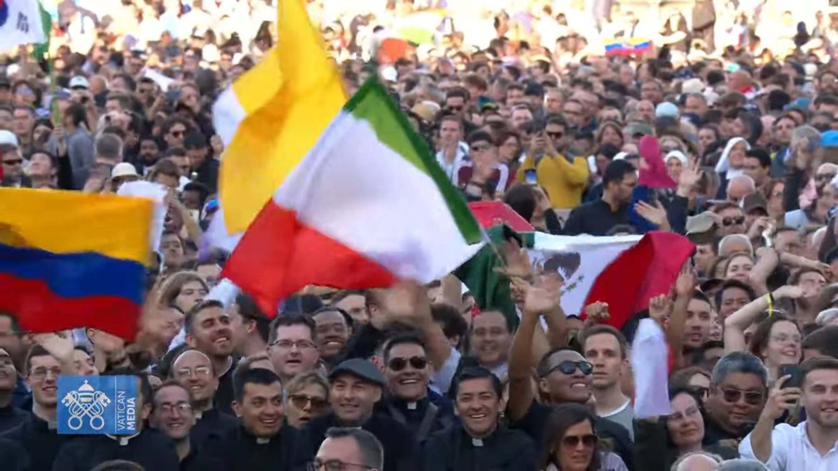 Fiéis em festa com o anúncio do novo papa