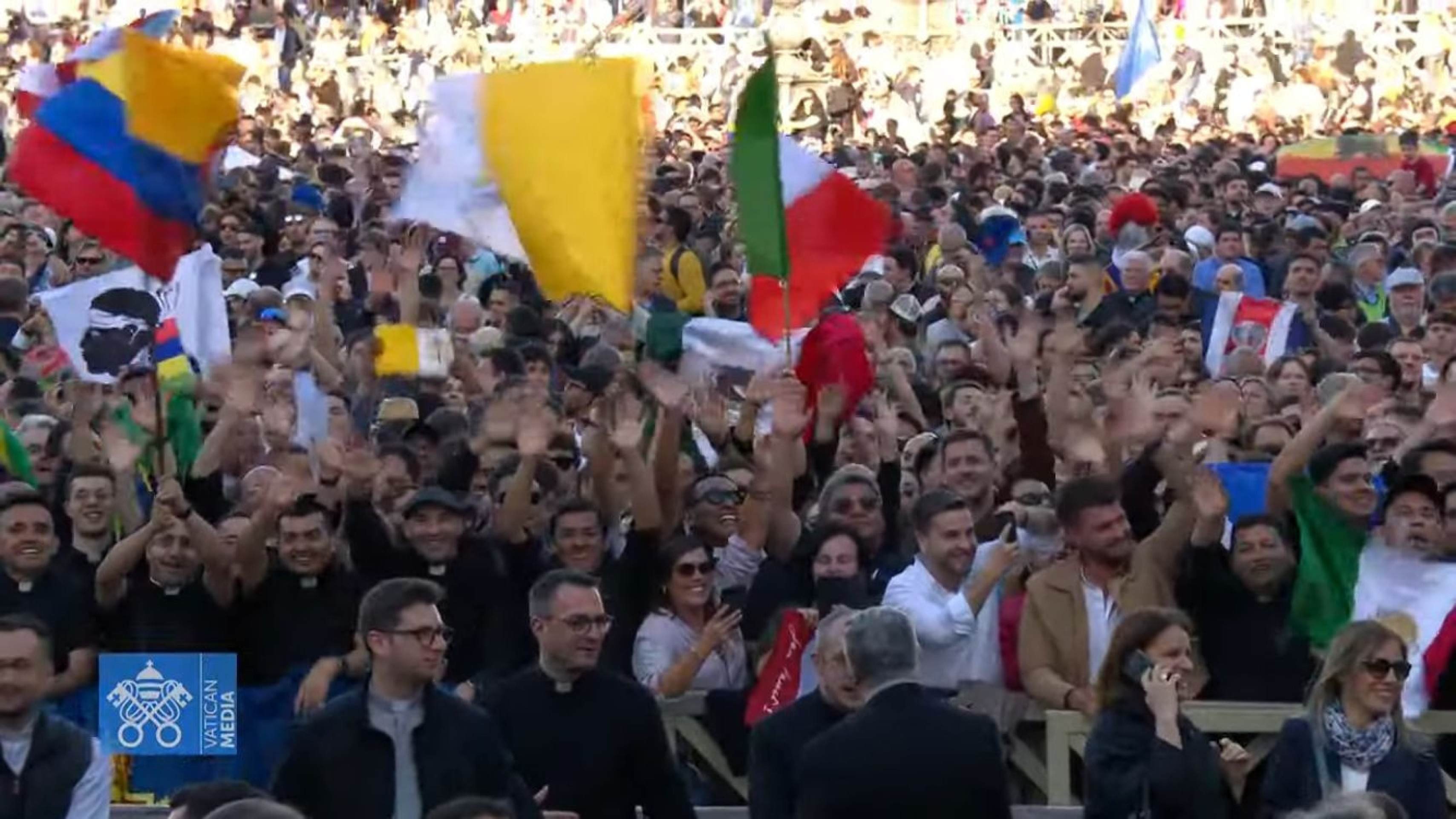Fiéis em festa com o anúncio do novo papa