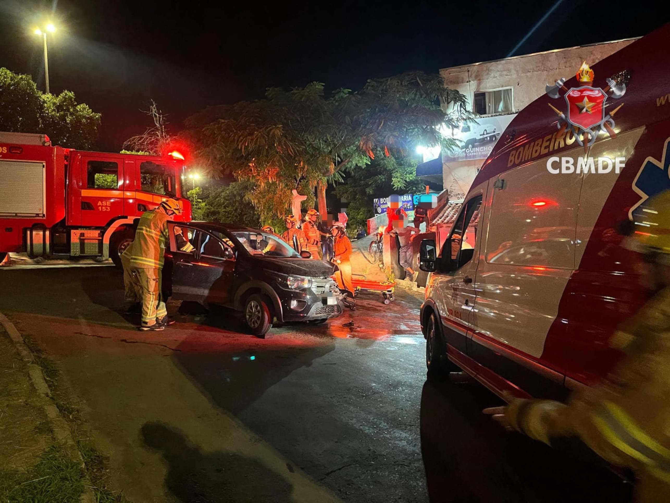 Mulher fica ferida em colisão frontal entre dois carros no Guará 2